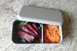 Recette de Bento carottes râpées, roquette, viande des grisons