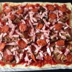 Recette de Pizza jambon, chorizo, champignons, fromage, tomate