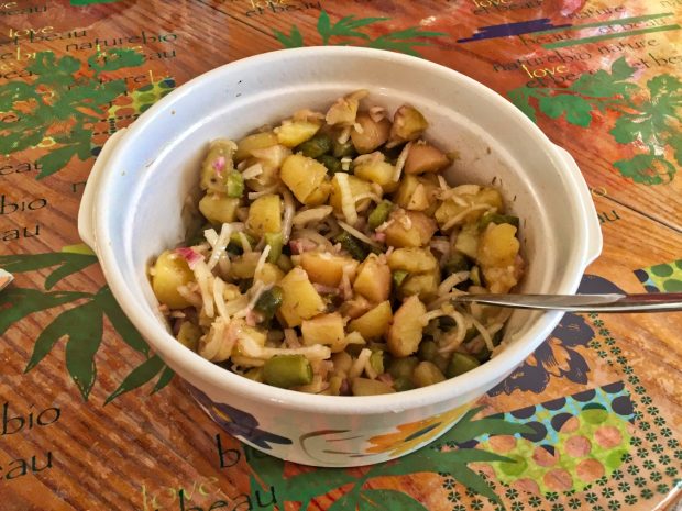 Salade de pommes de terre, oignons et cornichons